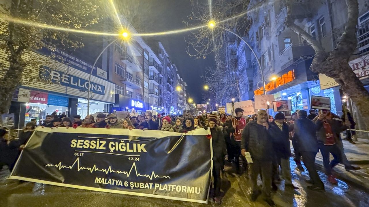 Malatya'da Depremzede Anısına Yürüyüş Gerçekleştirildi