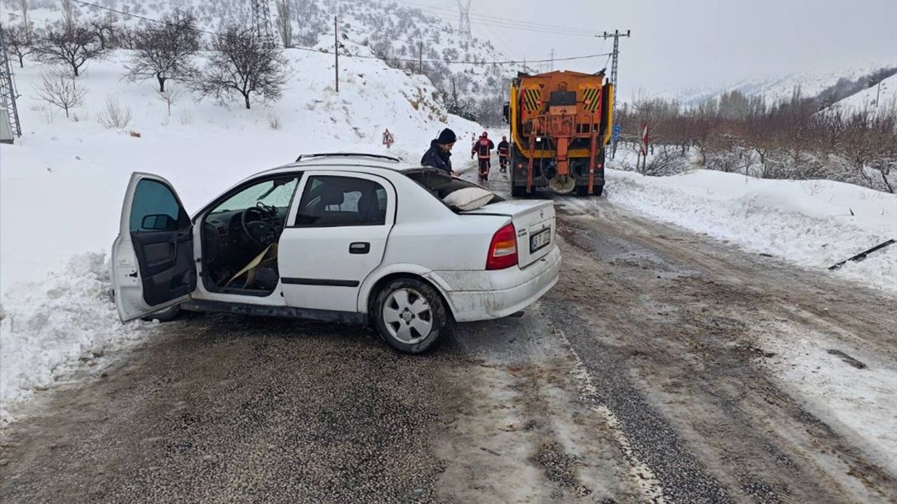 Malatya'da Kar Küreme Aracına Çarpan Otomobildeki Yolcu Hayatını Kaybetti