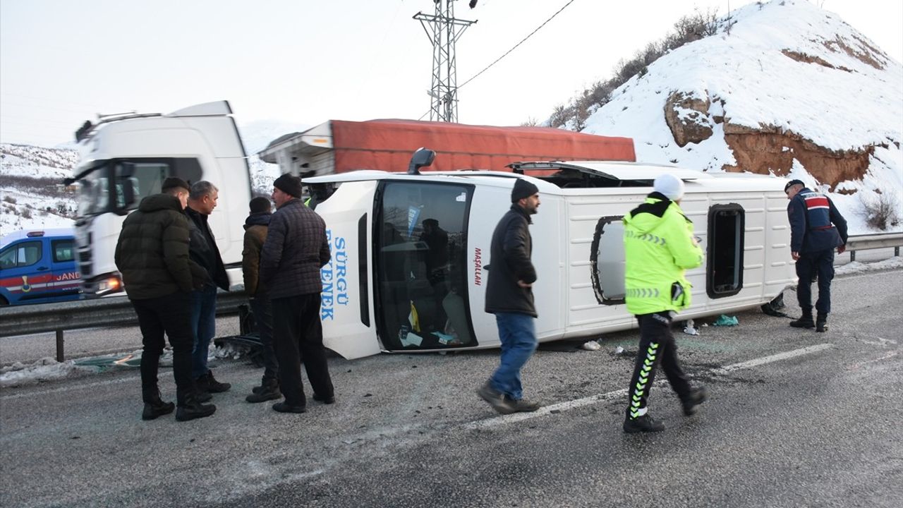 Malatya'da Minibüs Devrildi: 10 Yaralı