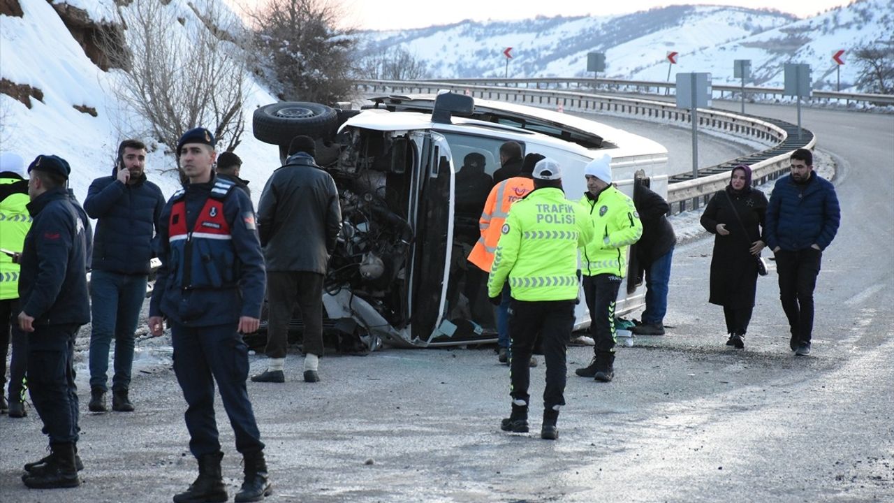 Malatya'da Yolcu Minibüsü Devrildi: 8 Yaralı