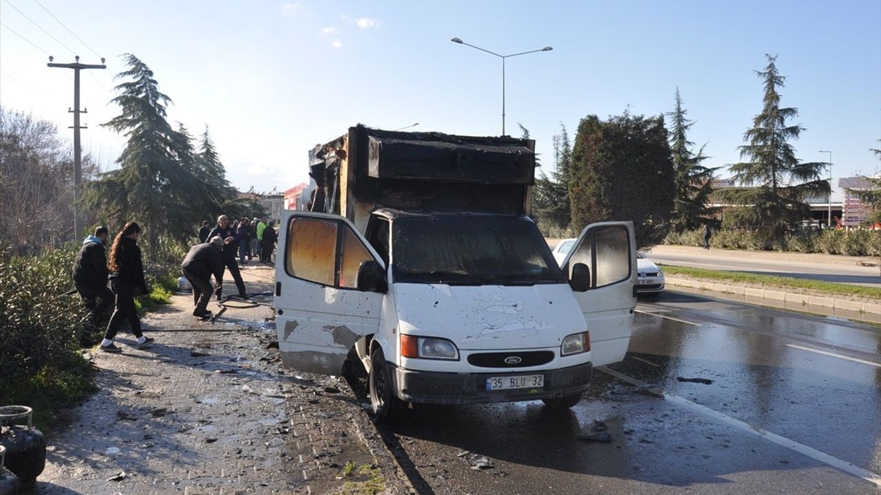 Manisa'da Seyir Halindeki Kamyonette Yangın Çıktı