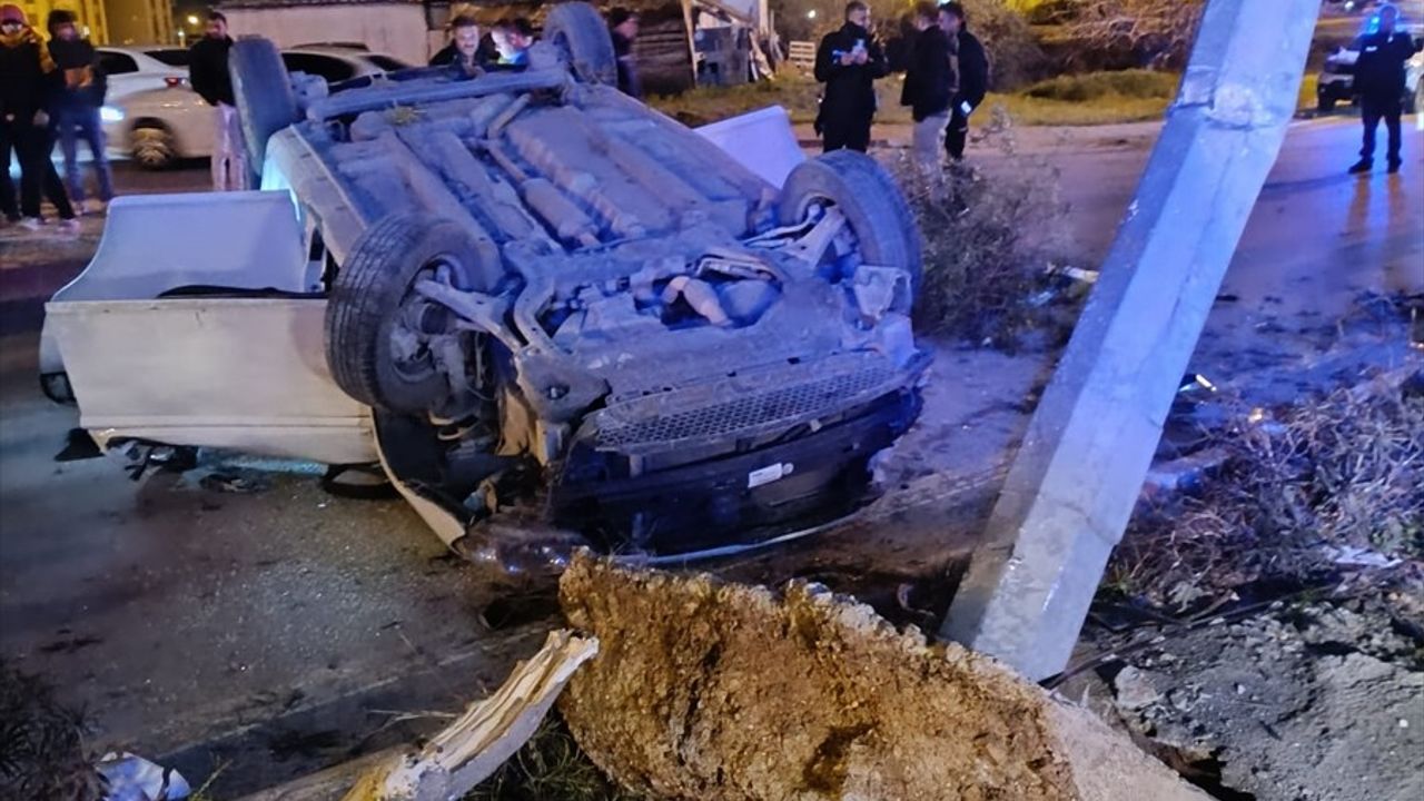 Mersin'de Aydınlatma Direğine Çarpan Araçta Sürücü Yaralandı