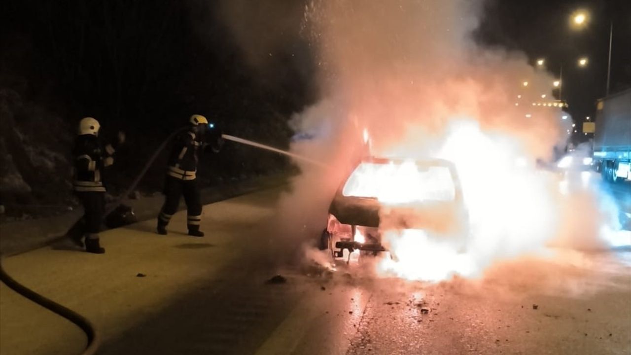 Mersin'de Seyir Halindeki Otomobil Alev Alev Yandı