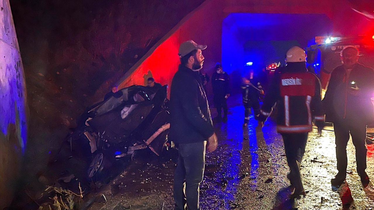 Mersin Tarsus'ta Üst Geçitten Düşen Araçta İki Yaralı