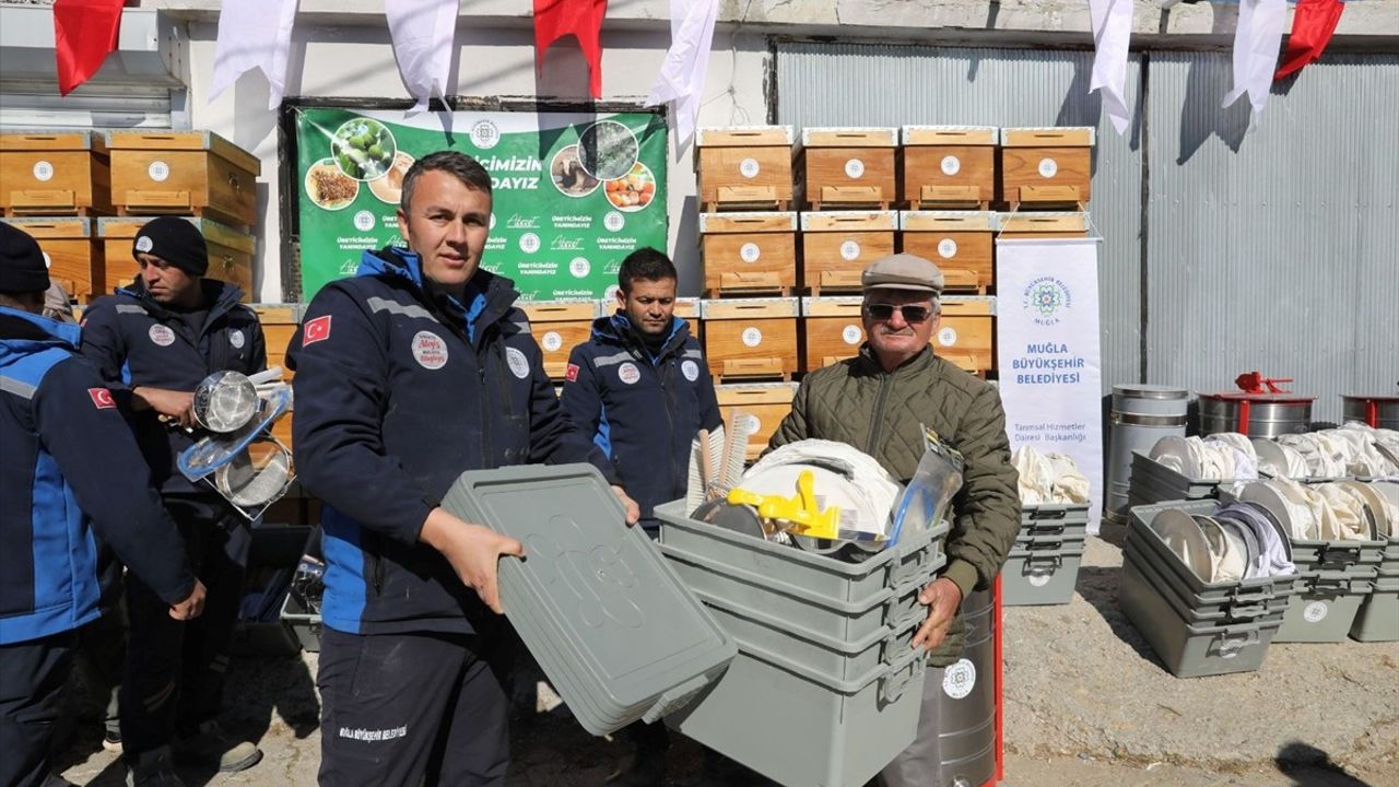 Muğla'da Orman Yangınlarından Etkilenen Arıcılara Destek