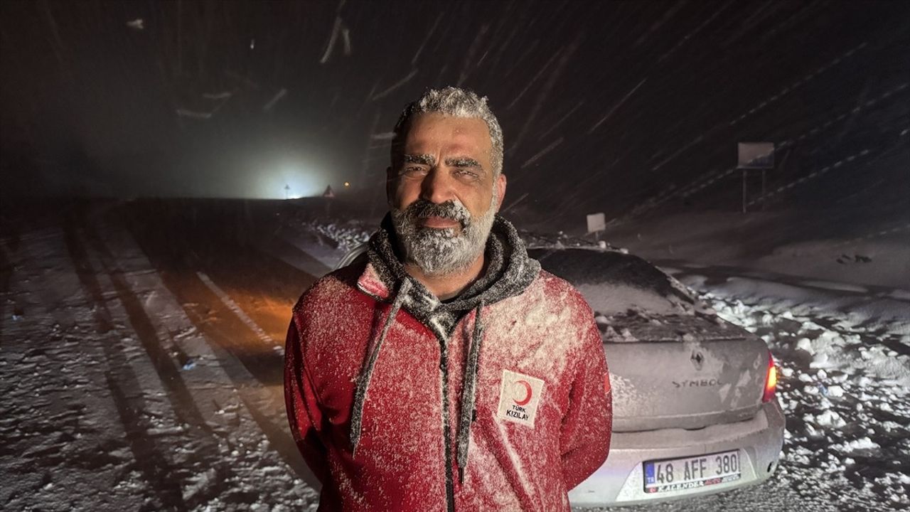 Muş-Bingöl Yolunda Kar Mağdurlarına Yardım Eli