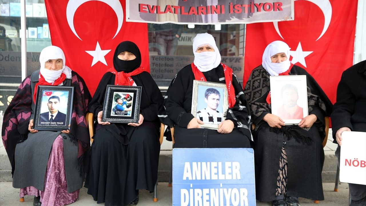 Muş'ta Aileler Evlat Nöbetine Devam Ediyor