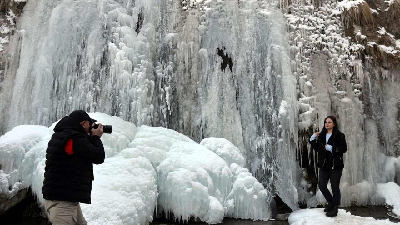 Muş'ta Çar Çayı Şelalesi Buzla Kaplandı