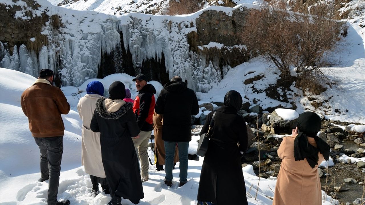 Muş'ta Gençler Fotoğrafçılık Kursunda Tarihi Güzellikleri Belgeledi