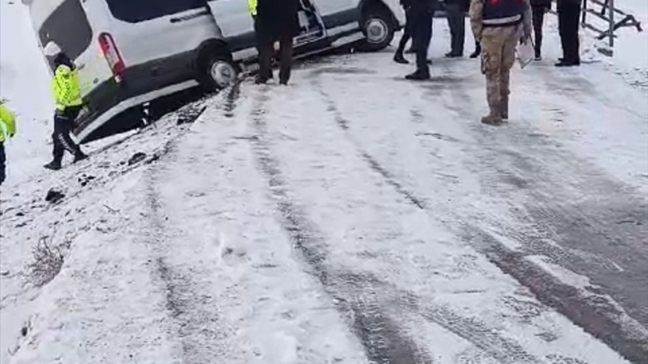 Muş'ta Köprü Kazası: 8 Öğretmen Yaralandı