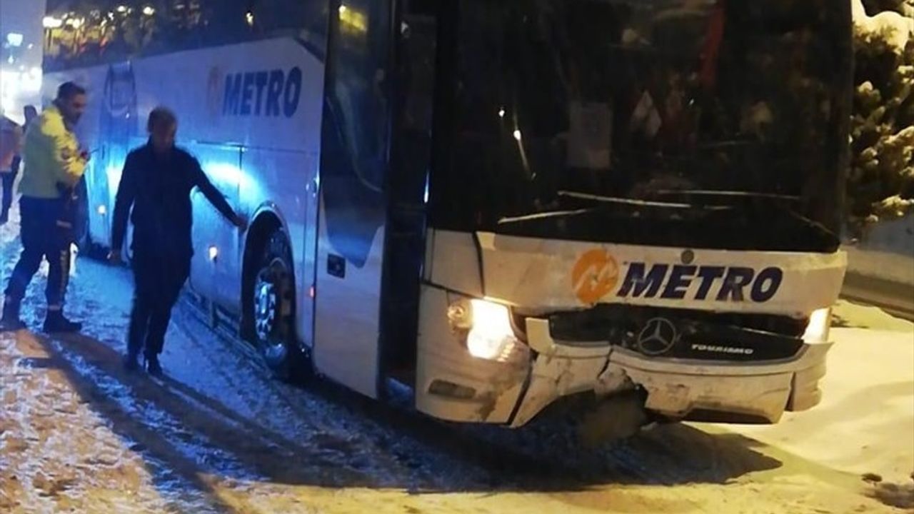 Nevşehir'de Otobüs ile Otomobil Çarpıştı: Kazanın Anı Güvenlik Kamerasında