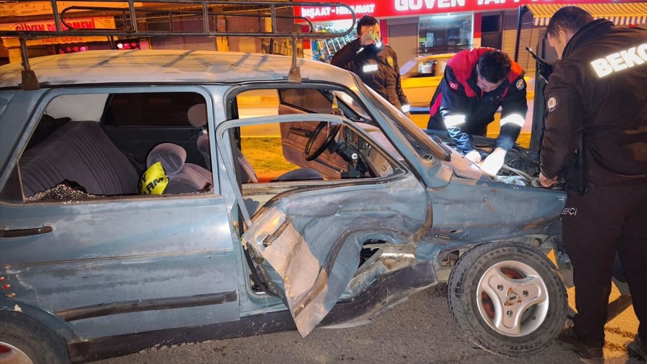 Osmaniye'de İki Otomobilin Çarpıştığı Kaza Güvenlik Kamerasında