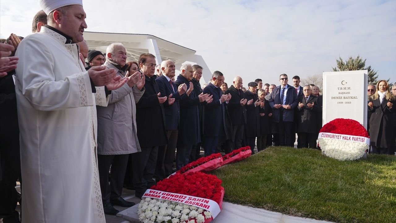 Özgür Özel'den Deniz Baykal Anma Töreninde Duygusal Mesajlar