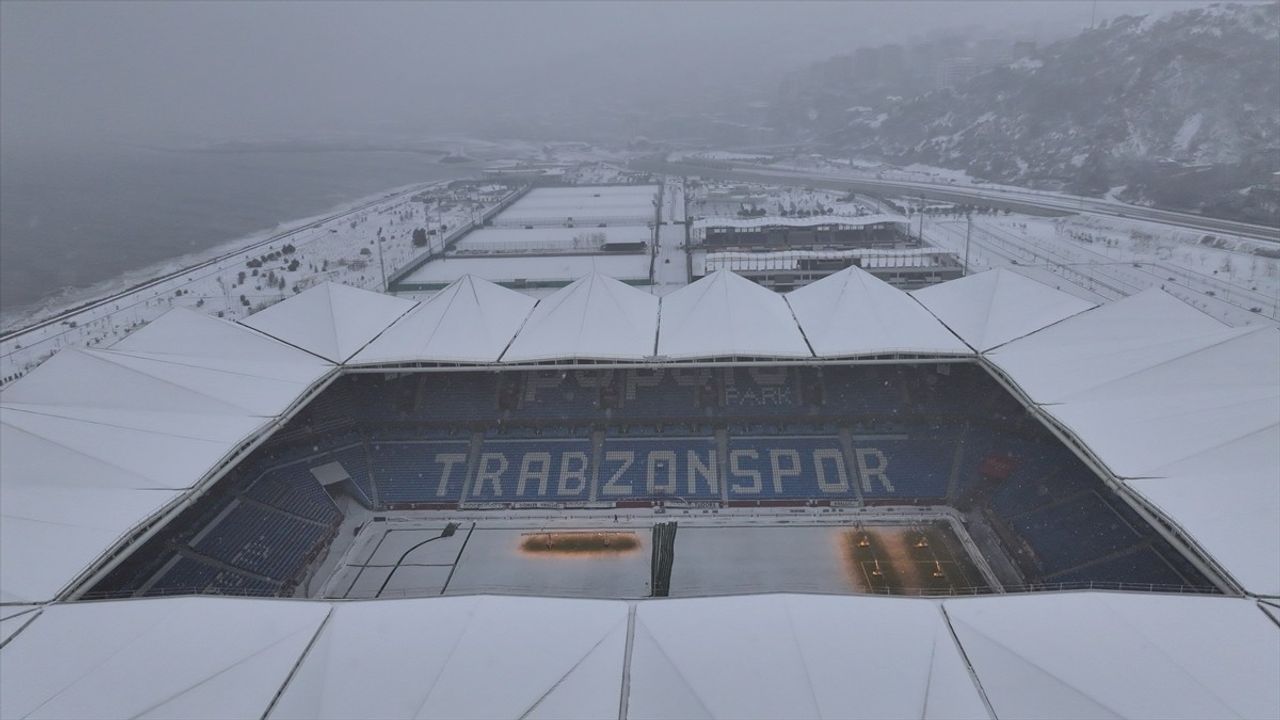 Papara Park'ta Kar Yağışı Trabzonspor-Gaziantep FK Maçını Etkiliyor