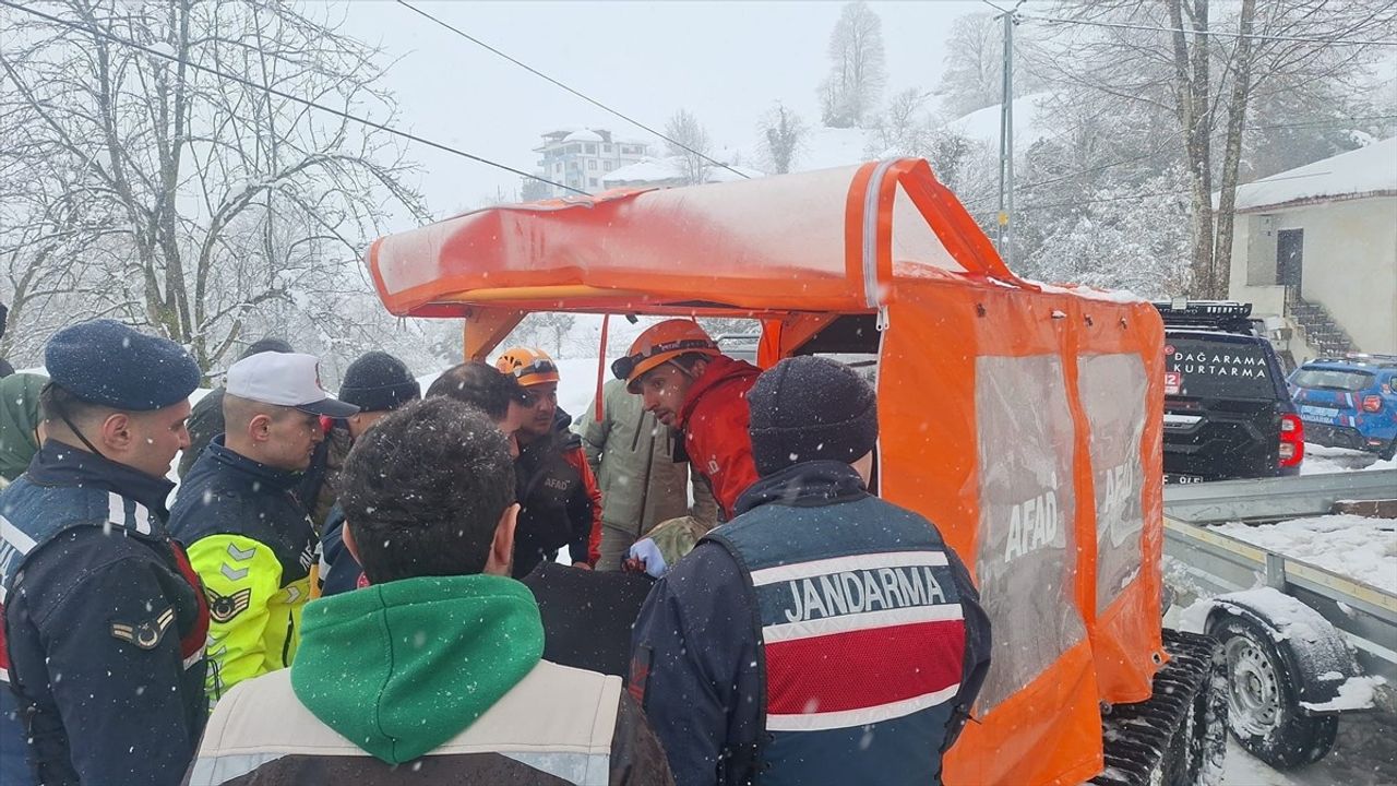 Rize'de AFAD Ekibi Kardan Kapanan Yolda Rahatsızlanan Hastayı Kurtardı