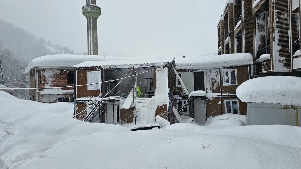 Rize'de Çığ Felaketi: Turizm Merkezinde Hasar Oluştu