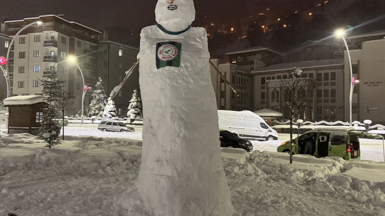 Rize'de Gençlerden Dev Kardan Adam