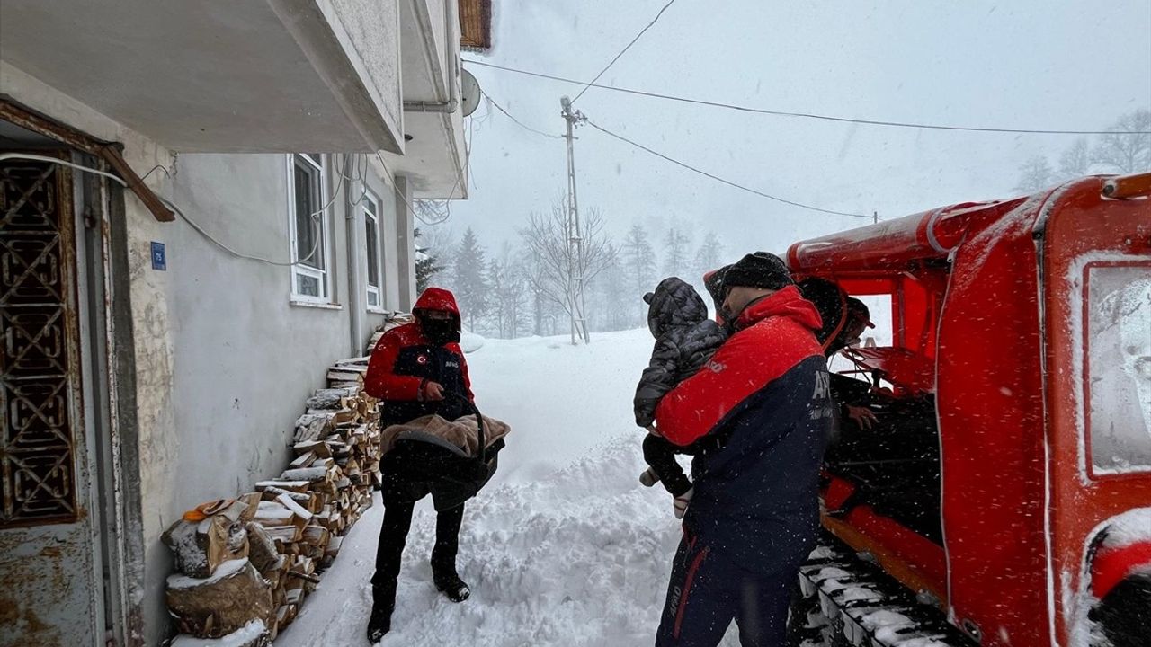 Rize'de Kardan Kapalı Köyde İkiz Bebeklerin Kurtarılması
