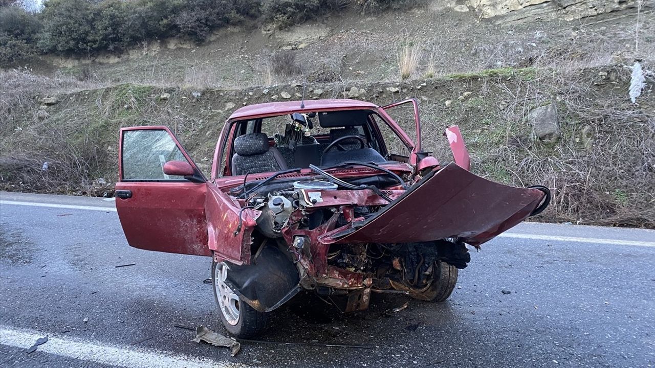 Sakarya'da İki Araç Çarpıştı, Dört Yaralı