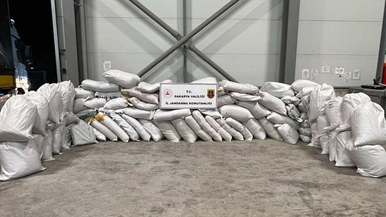 Sakarya'da Tırda 3,5 Ton Kaçak Kıyılmış Tütün Ele Geçirildi