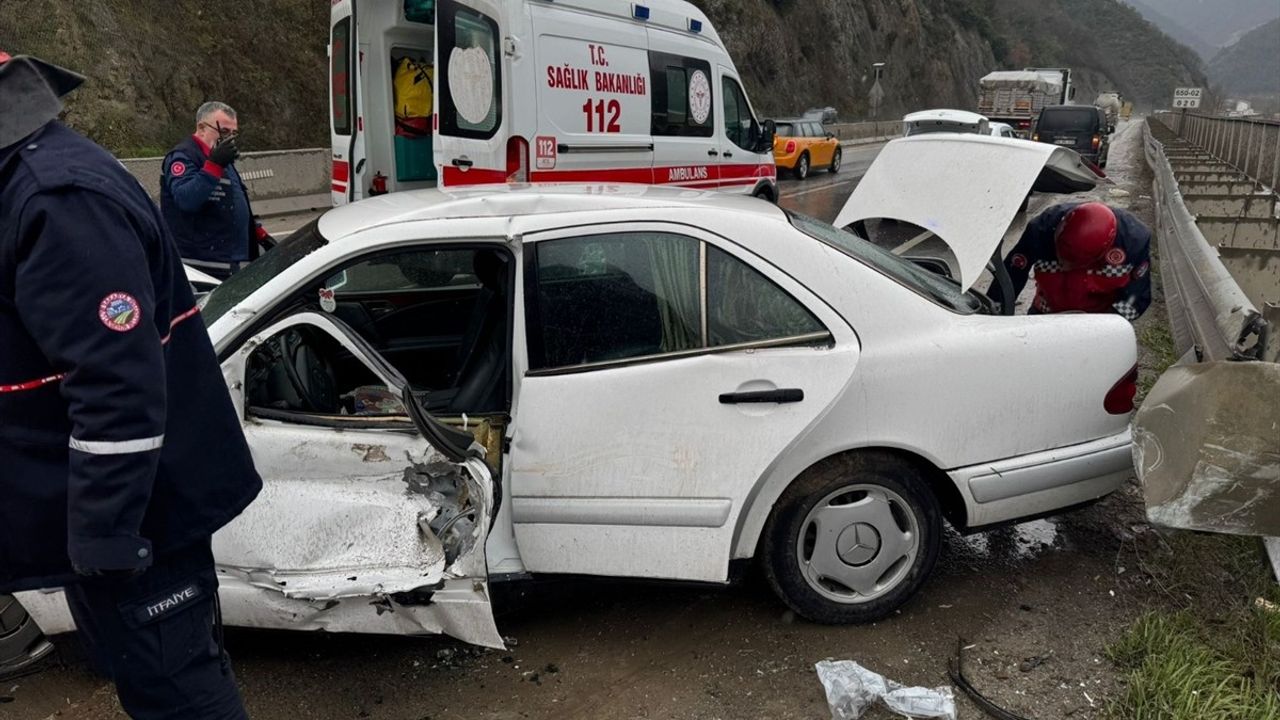 Sakarya'da Trafik Kazası: Sürücü Hayatını Kaybetti, Eşi Yaralandı