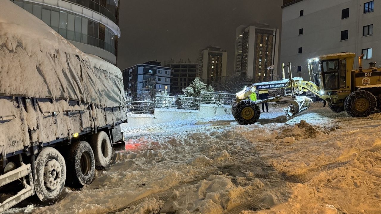 Samsun Atakum'da Kar Nedeniyle Yolda Kalan Araçlar Kurtarıldı