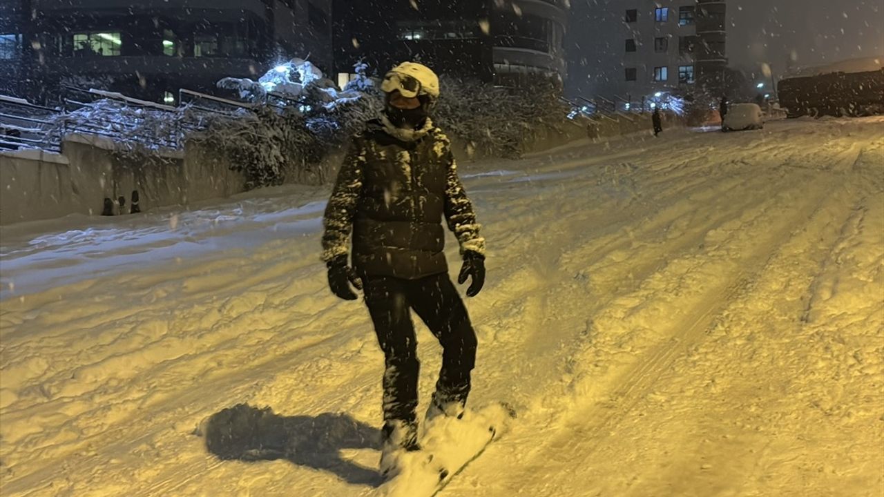 Samsun'da Gençler Kış Eğlencesi İçin Snowboard Yaptı