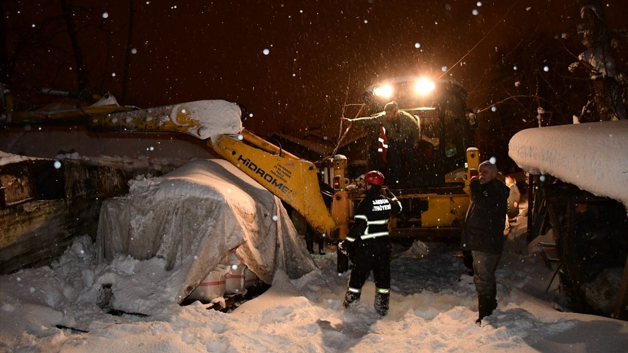 Samsun'da Kar Sebebiyle Çöken Ahırdan 40 Hayvan Kurtarıldı