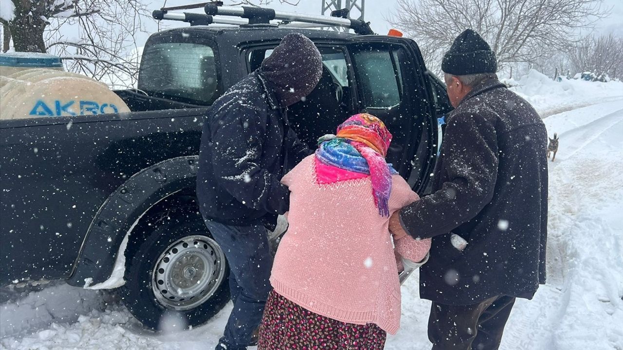 Samsun'da Karla Mücadele: Hastaya Belediye Desteği