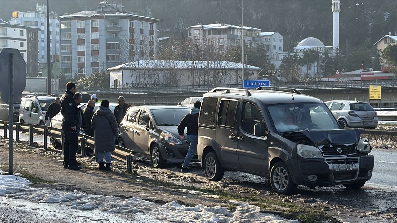 Samsun'da Zincirleme Trafik Kazası: 2 Yaralı