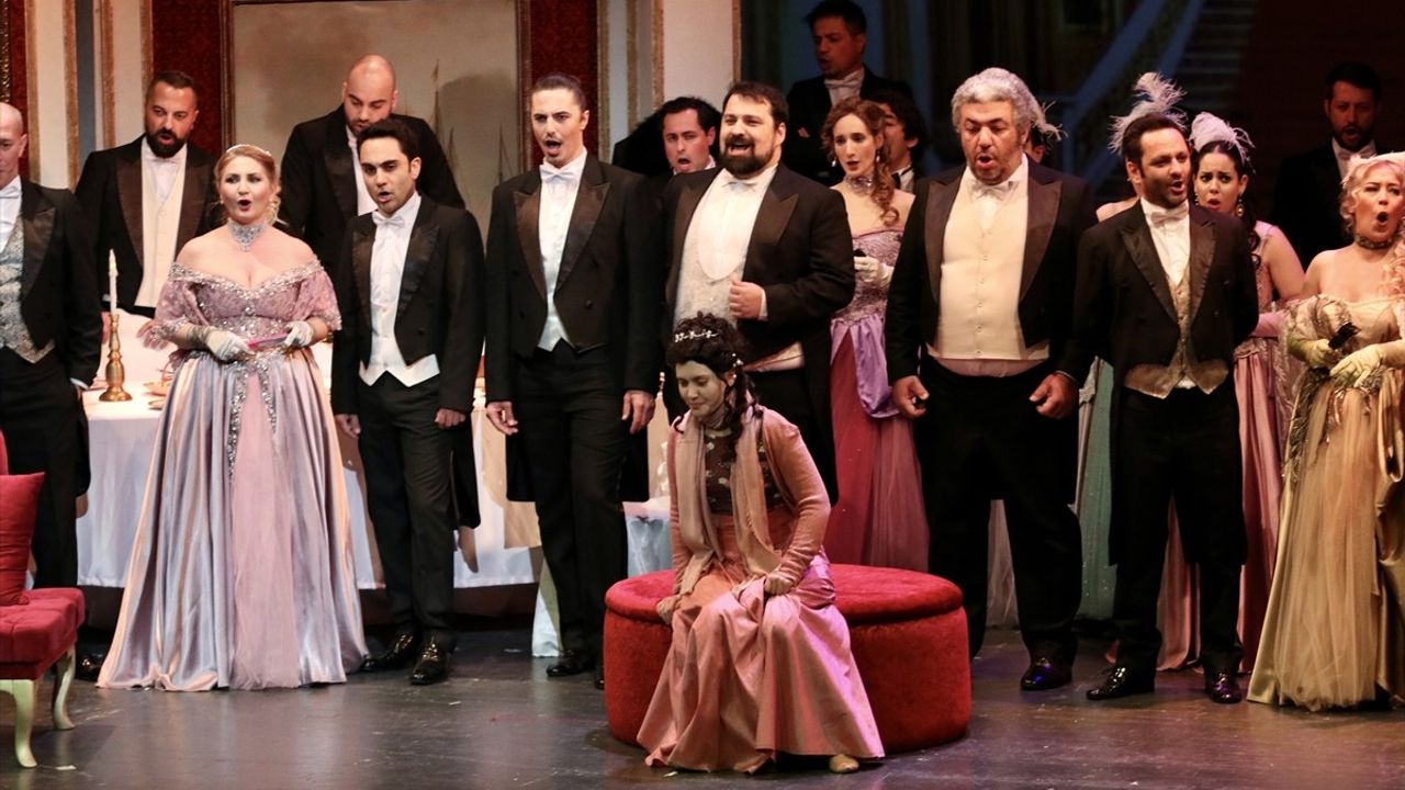 Samsun Devlet Opera ve Balesi 'La Traviata' ile Sanatseverleri Büyüledi