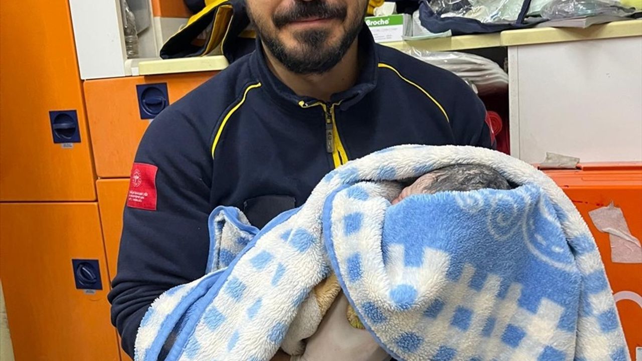 Şanlıurfa'da Ambulansta Doğum: İki Bebek Bir İsimle Yaşama Merhaba Dedi