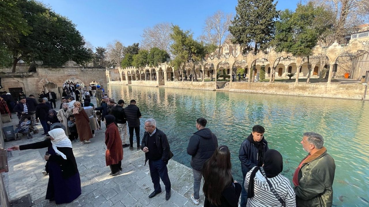 Şanlıurfa'da Güneşli Hava ve Balıklıgöl Keyfi