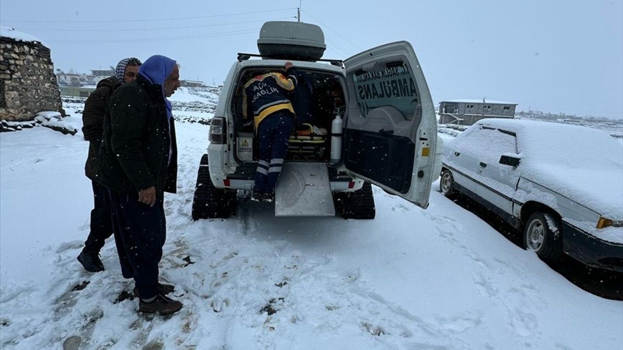 Şanlıurfa'da Kar Yağışı Sebebiyle Yolu Kapanan Hastaya Paletli Ambulansla Ulaşım Sağlandı