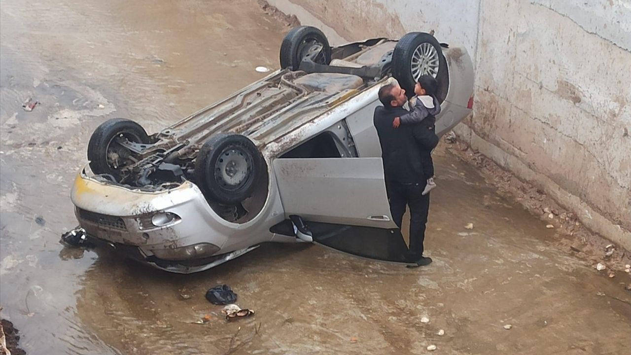 Şanlıurfa'da Otomobil Dere Yatağına Düştü: 2 Yaralı