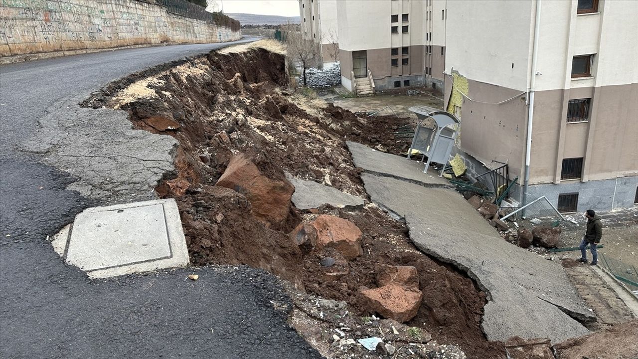 Şanlıurfa'daki Okulun İstinat Duvarı Yıkıldı