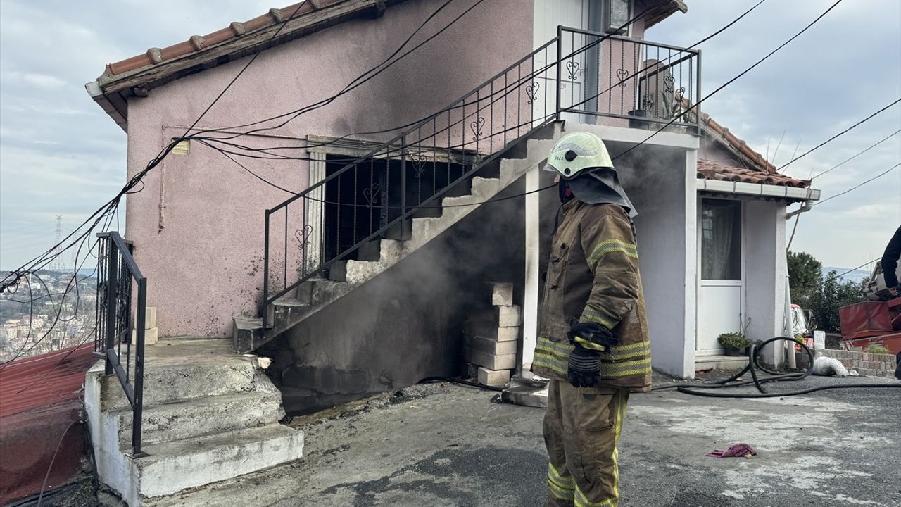 Sarıyer'de İki Katlı Binada Yangın Çıktı