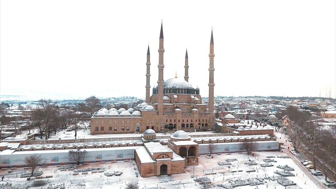 Selimiye Camisi Kar Altında Eşsiz Görüntü Sunuyor