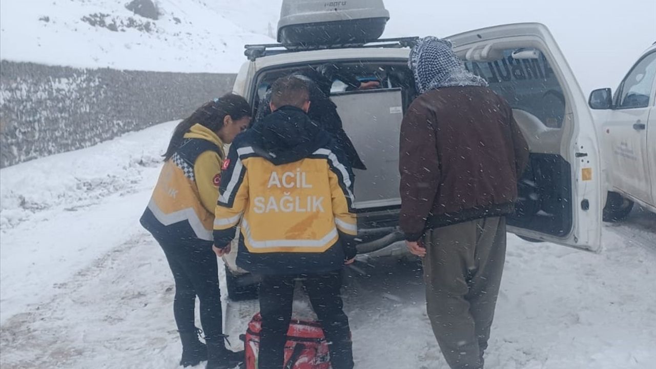 Siirt'te Kar Mahsur Kalan Ambulans Kurtarıldı