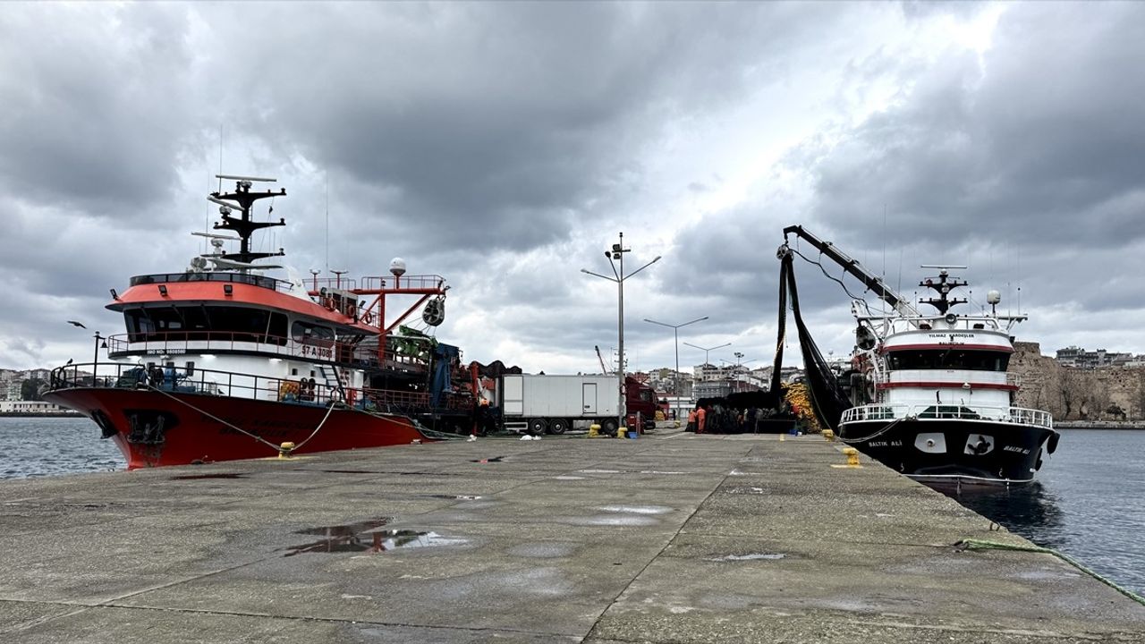 Sinop Limanı Rüzgar Öncesi Balıkçılara Sığınak Oldu