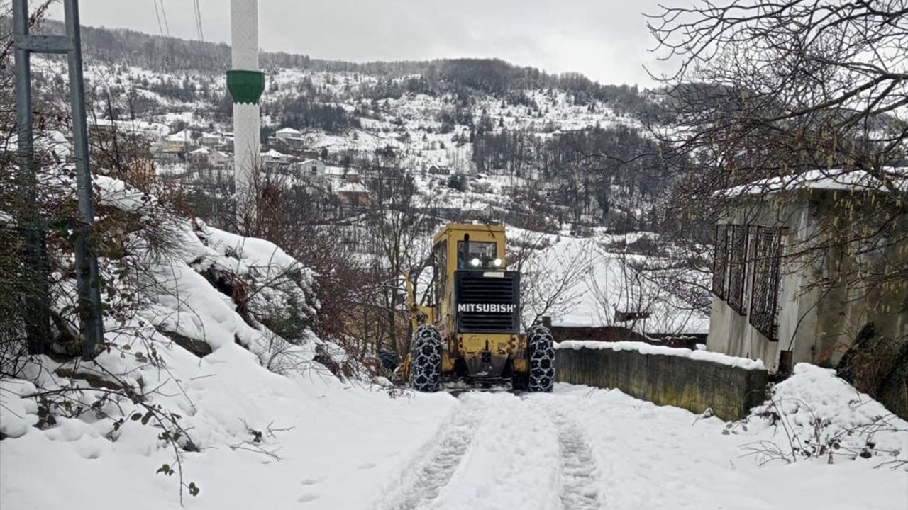 Sinop'ta Kar Yağışı 24 Köy Yolunu Kapadı