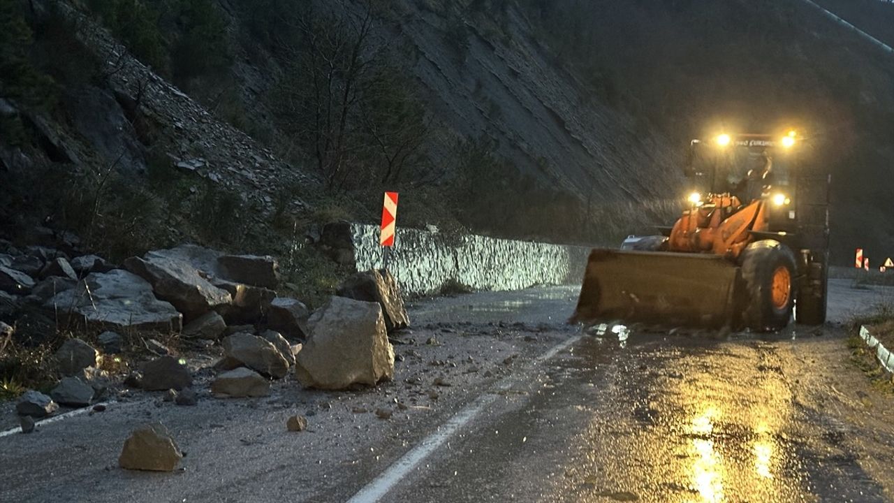 Sinop'ta Kar Yağışı Heyelanlara Neden Oldu