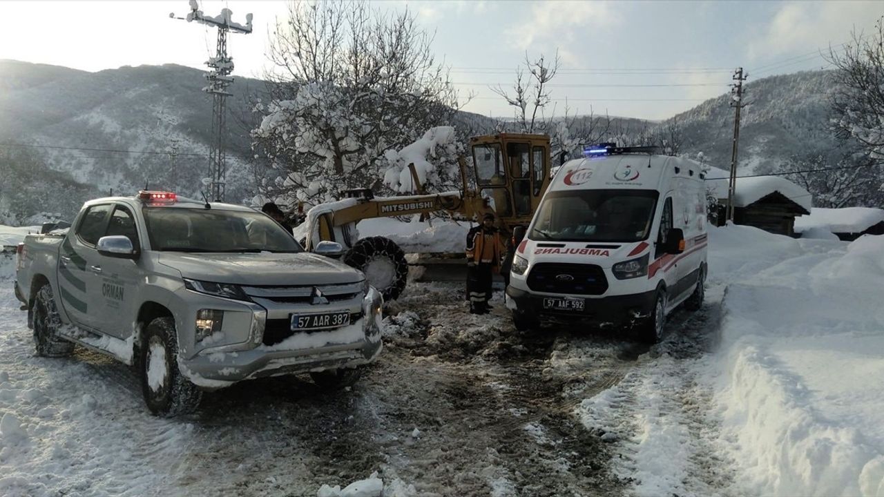 Sinop'ta Zorlu Kış Şartlarında 74 Hasta Hastanelere Ulaştırıldı