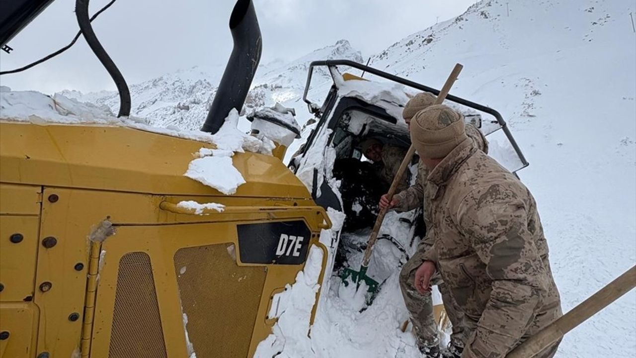 Şırnak'ta Çığ Düşmesi: İş Makinesi Mahsur Kaldı