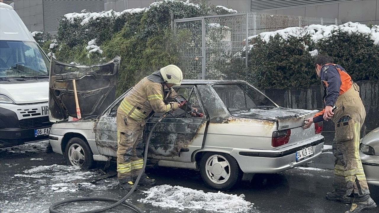 Şişli'de Park Halindeki Otomobilde Yangın Çıktı