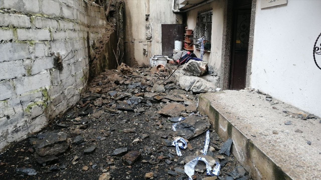 Şişli'de Yağış Sonrası Kaya Düşmesi Görüntülendi