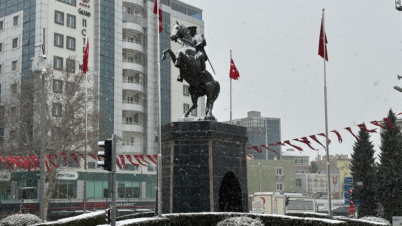 Sivas, Niğde ve Kayseri'de Kar Yağışı Etkili Oluyor