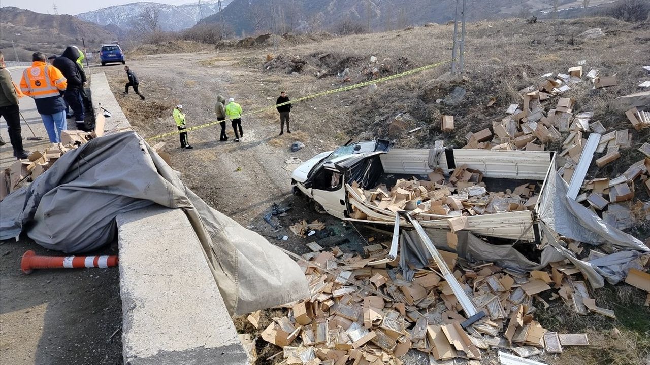 Sivas'ta Bal Yüklü Kamyonet Devrildi: 1 Yaralı