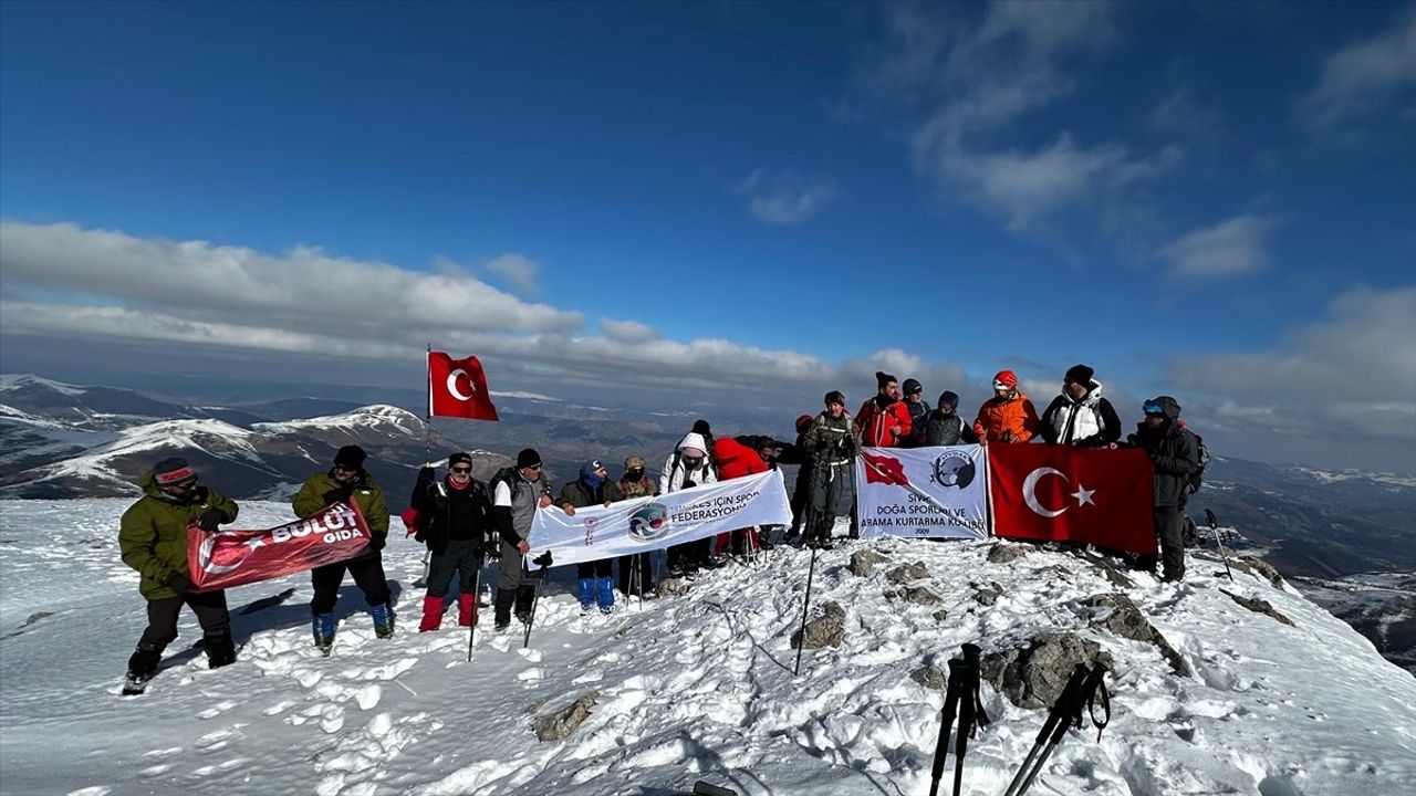 Sivas'ta Dağcılar Tekeli Dağı Zirvesine Ulaştı