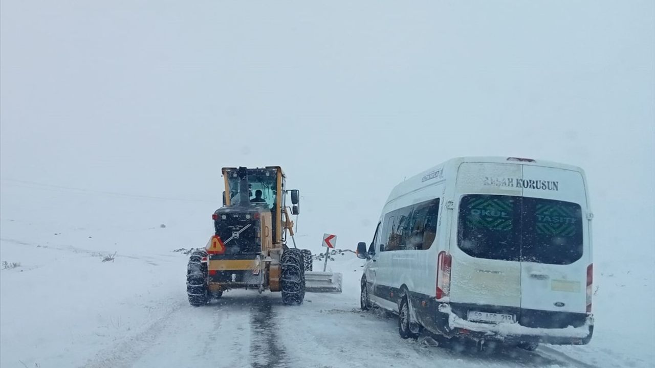 Sivas'ta Kar ve Tipi Nedeniyle 374 Köy Yolu Kapandı